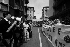 MARCO VALLE CHE PARLA AL MEGAFONO DAVANTI A CASA DI RAMELLI
