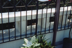 IL VASO DI FIORI SOTTO LA TARGA ANCORA OPERTA DAL TRICOLORE