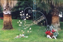 Cartolina che raffigura la scultura dei Giardini Sergio Ramelli