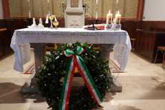La corona di fiori davanti all'altare