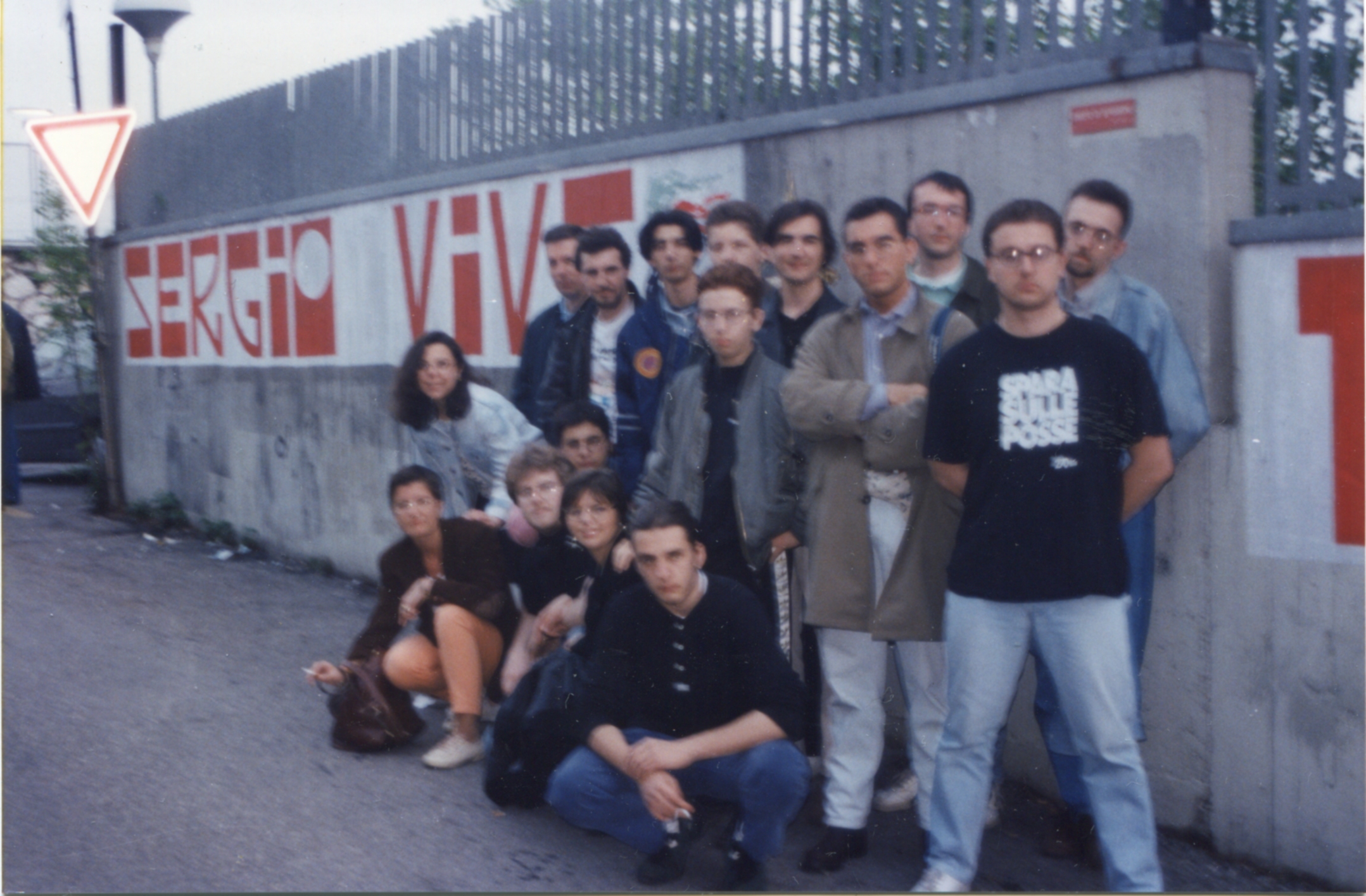 Militanti del Fronde della Gioventù di Torino vicino al murales "Sergio Vive" in via Ramelli