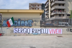 Lo striscione a bordo campo