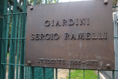 Targa all'ingresso dei Giardini Sergio Ramelli